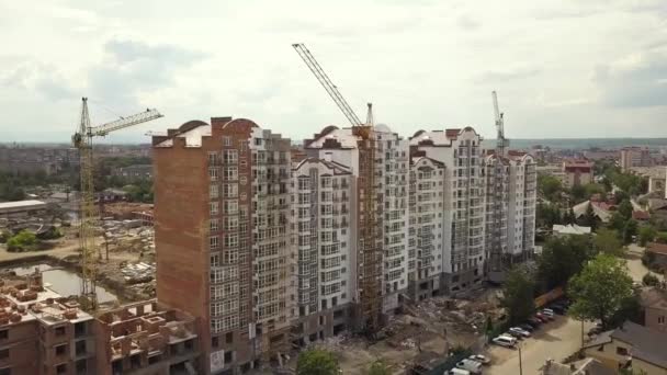 Bir Şehirde Yapım Aşamasında Olan Yüksek Konut Binasının Havadan Görüntüsü — Stok video
