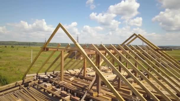 木造屋根枠構造の未完成の家の空中写真 — ストック動画