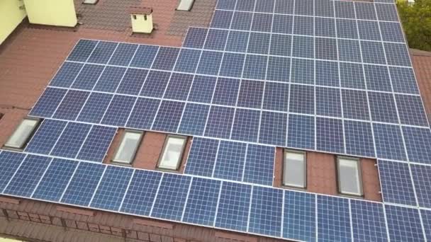 Dairenin Çatısına Monte Edilmiş Mavi Fotovoltaik Panelleri Olan Güneş Enerjisi — Stok video