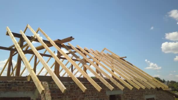 Letecký Pohled Nedokončený Dům Dřevěnou Konstrukcí Střešního Rámu Výstavbě — Stock video