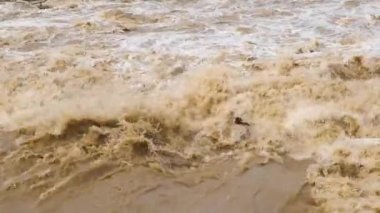 İlkbaharda sağanak yağış sırasında taşkın döneminde çamurlu nehrin kirli suları.