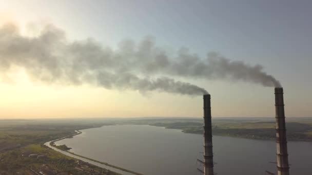 煤电厂灰蒙蒙烟尘的高高的烟囱的空中景观 化石燃料发电 — 图库视频影像