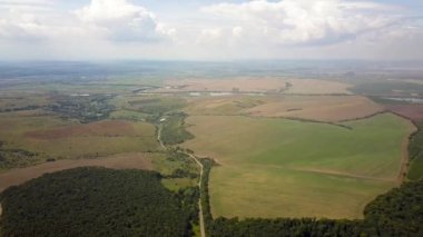 Yeşil yaz ormanlarının havadan görünüşü. Taze ağaçlar ve kırsal tarlalar..