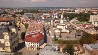 Ukrayna 'nın İvano-Frankivsk kentindeki tarihi merkezin hava manzarası.