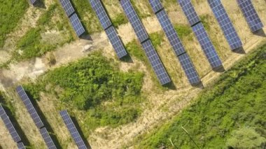 Güneş enerjisi santralinin hava görüntüsü. Temiz ekolojik enerji üretmek için elektriksel fotovoltaik paneller.