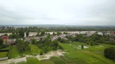 Ukrayna 'nın batısındaki Halych kasabasındaki Dnister nehrinin kirli sularıyla dolu su basmış evlerin havadan görüntüsü..