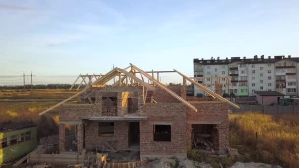Pemandangan Udara Rumah Bata Yang Belum Selesai Dengan Struktur Atap — Stok Video