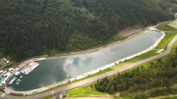 Вид Воздуха Большое Озеро Окруженное Высокими Зелеными Горами Покрытыми Еловым — стоковое видео