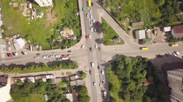 Yoğun Cadde Kesişiminin Hareket Halindeki Araçlarla Yukarıdan Aşağı Hava Görüntüsü — Stok video