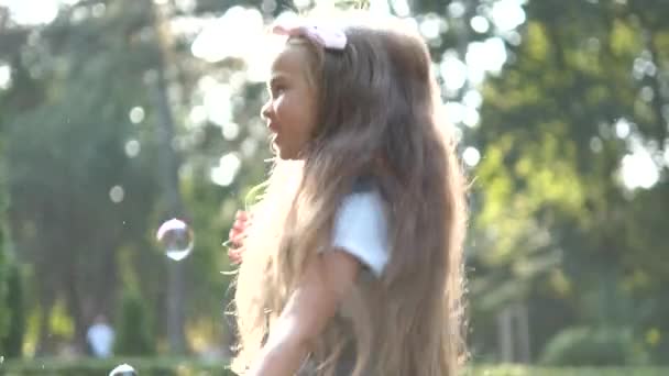 Liten Glad Barn Flicka Jagar Såpbubblor Utomhus Sommaren — Stockvideo