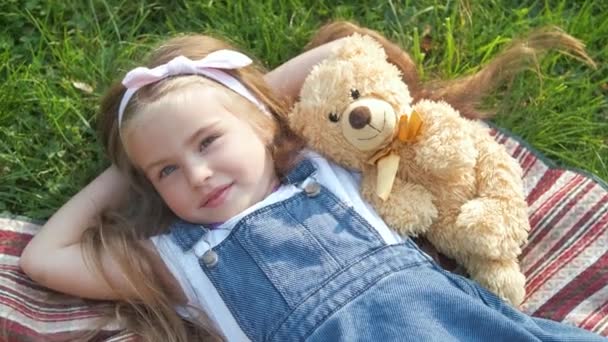 Милая Маленькая Девочка Лежала Своей Игрушкой Плюшевого Медведя Одеяле Зеленой — стоковое видео