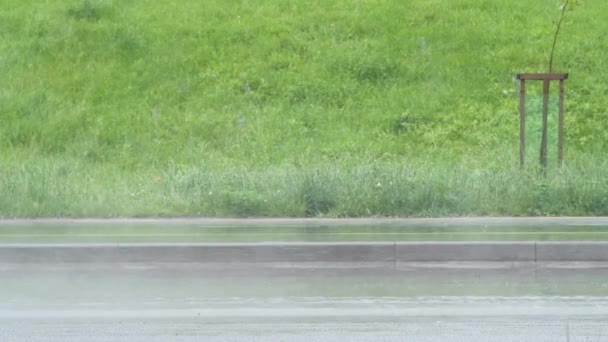 Bilar Kör Snabbt Lämnar Sprutning Stänk Översvämmade Väg Med Smutsigt — Stockvideo
