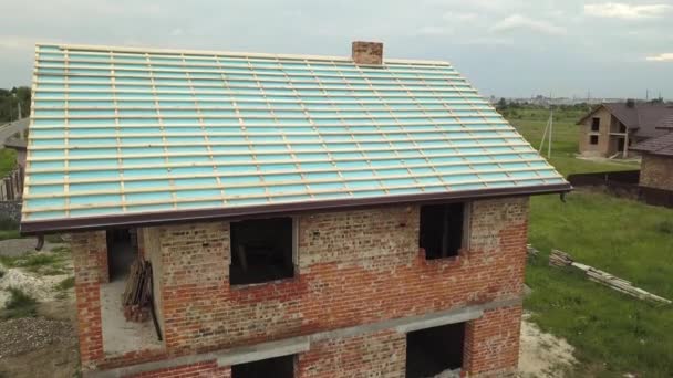 Aerial view of a brick house with wooden roof frame under construction. — Stock Footage Aerial View Brick House Wooden Roof Frame Construction Video Clip