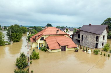 Ukrayna 'nın batısındaki Halych kasabasındaki Dnister nehrinin kirli sularıyla dolu su basmış evlerin havadan görüntüsü..