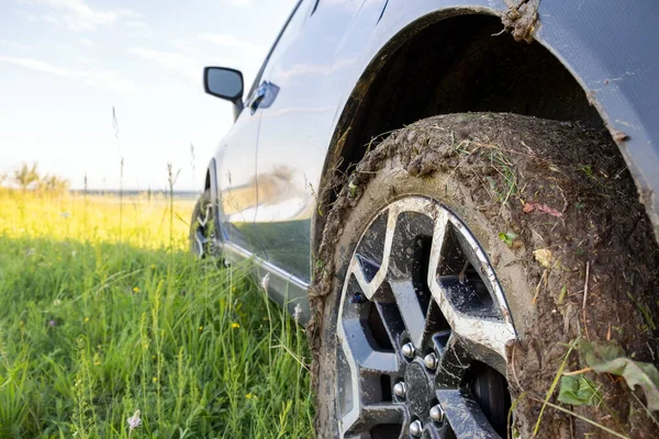 더러운 타이어에 노란색 진흙을 뒤집어쓴 더러운 자동차 바퀴를 클로즈업 — 스톡 사진