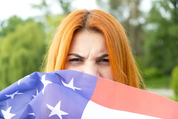 怒りの赤い髪の少女の肖像画は 米国国旗の後ろに彼女の顔 — ストック写真