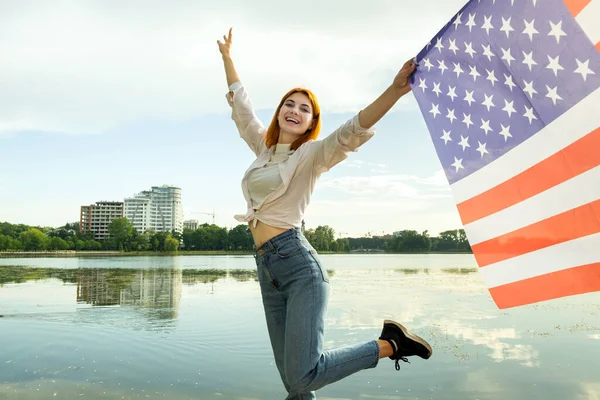 Jovem Ruiva Feliz Com Bandeira Nacional Dos Estados Unidos Mão — Fotografia de Stock