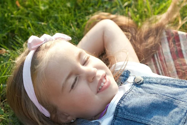 Menina Bonita Criança Deitado Grama Verde Verão Tirar Uma Soneca — Fotografia de Stock