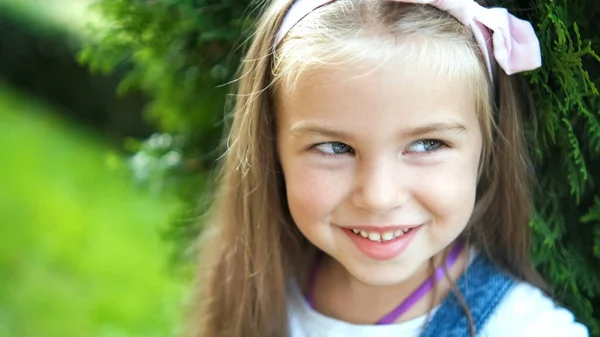 Portret Ślicznej Dziewczynki Stojącej Świeżym Powietrzu Letnim Parku Uśmiechającej Się — Zdjęcie stockowe