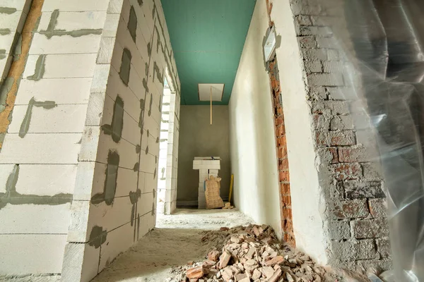 Interiör Ett Lägenhetsrum Med Bara Väggar Och Tak Uppbyggnad — Stockfoto