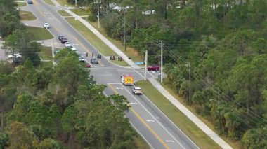 Florida kurtarma aracı acil durum çağrısı sırasında hareket halinde, aktif ışıklar ve bölüm işaretleriyle donatılmış.