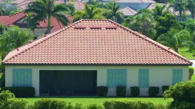 Kasırgadan korunmak için camları çelik kepenklerle kapatılmış. Florida 'daki doğal felaketten önce koruyucu tedbirler.