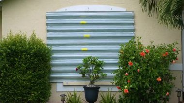 Kasırgadan korunmak için camları çelik kepenklerle kapatılmış. Florida 'daki doğal felaketten önce koruyucu tedbirler.