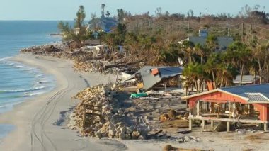 Milton Kasırgası 'ndan sonra okyanus kıyısında yıkılan evler. Doğal afet sonuçları Manasota Key, Florida 'da. Fırtına şiddetli hasar verdi.