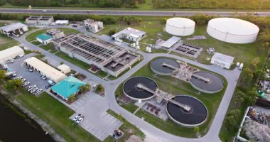 Su temizleme kabı ve boru sistemi olan endüstriyel su arıtma tesisi.