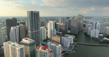 Miami, Florida 'da sahil şehri. Gün batımında. ABD şehir merkezindeki rıhtımlı gökdelen binaları. Ticari finans bölgesiyle Amerikan megapolis
