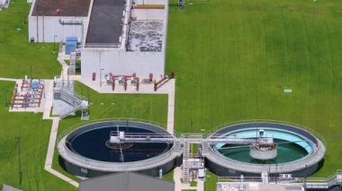 Şehir atık su arıtma tesisinde su arıtma tesisi. İstenmeyen kimyasalların, askıya alınmış katı maddelerin ve gazların kirlenmiş sıvılardan çıkarılması süreci