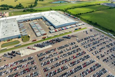 Araba fabrikasının otoparkının havadan görünüşü ve satılık bir sürü yeni araba. Amerikan otomotiv endüstrisinin gelişimi.