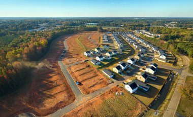 Güney Carolina 'da sıkıca sarılmış yeni evleri olan inşaat alanının havadan görüntüsü. Amerikan banliyölerinde emlak gelişimine örnek olarak aile evleri.