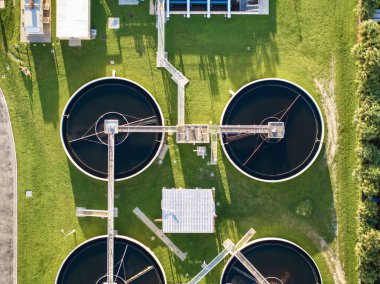 Şehrin atık su temizleme tesisindeki su arıtma fabrikasının havadan görüntüsü. İstenmeyen kimyasalların, askıya alınmış katı maddelerin ve gazların kirlenmiş sıvılardan çıkarılması süreci.