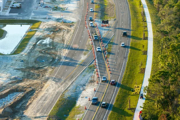 Meşgul Amerikan otoyolunun hava manzarası yapım aşamasında. Trafik altyapısının gelişimi. Devlet ulaşım kavramı.