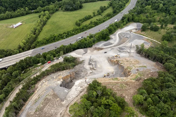 İnşaat endüstrisi için kireçtaşı malzemelerinin açık maden alanının hava görüntüsü.