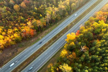 Kuzey Carolina 'daki Amerikan otoyolu Appalachian dağlarında sonbahar sezonu hızla akan trafik ile. Eyaletler arası ulaşım kavramı.