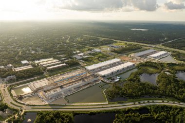 Endüstriyel inşaat alanında metal ve beton yapı inşaatı. ABD 'de ticari emlak piyasası.