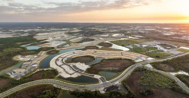 Amerikan banliyölerinde konut geliştirme. Hazırlanmış zeminde inşaatın başlaması.