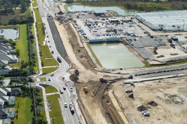 Kavşakta inşaat halindeki trafik arabalarını sürüyorlar. Amerikan yolunda hareket eden arabalarla trafik çemberi inşa etmek.