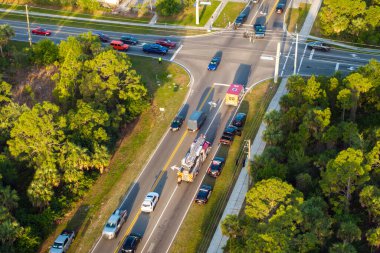 Acil müdahale ekipleri Florida 'daki bir trafik kazasında kurbanlara yardım ediyor. ABD 'deki ilk yardım ve kurtarma ekipleriyle trafik kazası..