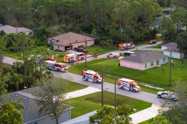 Acil servis araçları olay yerinde. Florida, ABD 'deki konut evinde karbon monoksit gazı tehlikesi soruşturması.