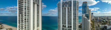 Sunny Isles Sahili 'ndeki Atlantik Okyanusu kıyısında pahalı oteller ve daireler. Güney Florida 'daki Amerikan turizm altyapısı.