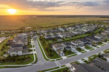 Florida 'nın güneybatısındaki yeşil palmiye ağaçları arasında pahalı malikaneler. Zengin yerleşim yerlerinin hava manzarası.