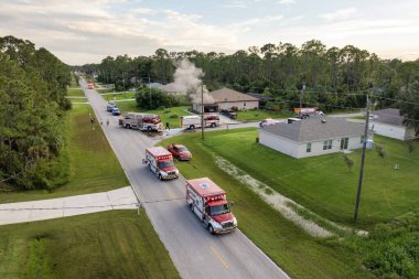 Florida Kuzey Limanı 'ndaki yerleşim yerlerindeki yangın tehlikesini araştıran itfaiyeciler..