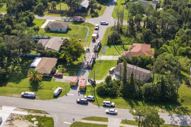 Florida, ABD 'deki yerleşim evinde karbon monoksit gazını araştıran ilk müdahale ekipleri..