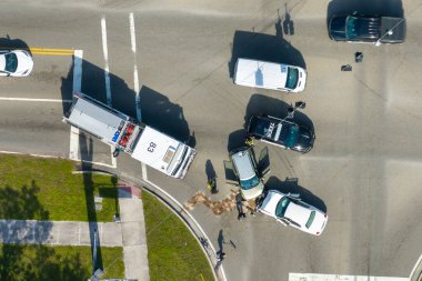 Amerikan caddesindeki araba kazasına ilk müdahale ekipleri geldi. Acil servis, ABD 'de trafik kazası kurbanlarına yardım ediyor..