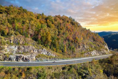 ABD 'de otoyol. Hızlı sürüş arabaları olan Amerikan otoyolu. Kuzey Carolina Appalachian dağlarında ulaşım altyapısı.