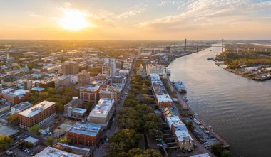 Geceleyin tarihi Amerikan şehir mimarisi. Savannah 'da River Caddesi, Georgia' da eski bir şehir. Aydınlatılmış sokaklar ve binalar yukarıdan.
