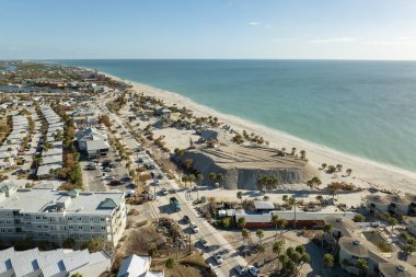 Milton Kasırgası temizlik sonrası. Manasota Key 'deki Englewood Sahili' nde Charlotte County kum alıcısına kum yığını..